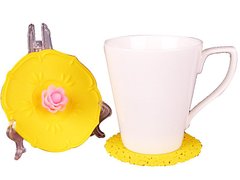 Чашка с силиконовой крышкой и подставкой желтая